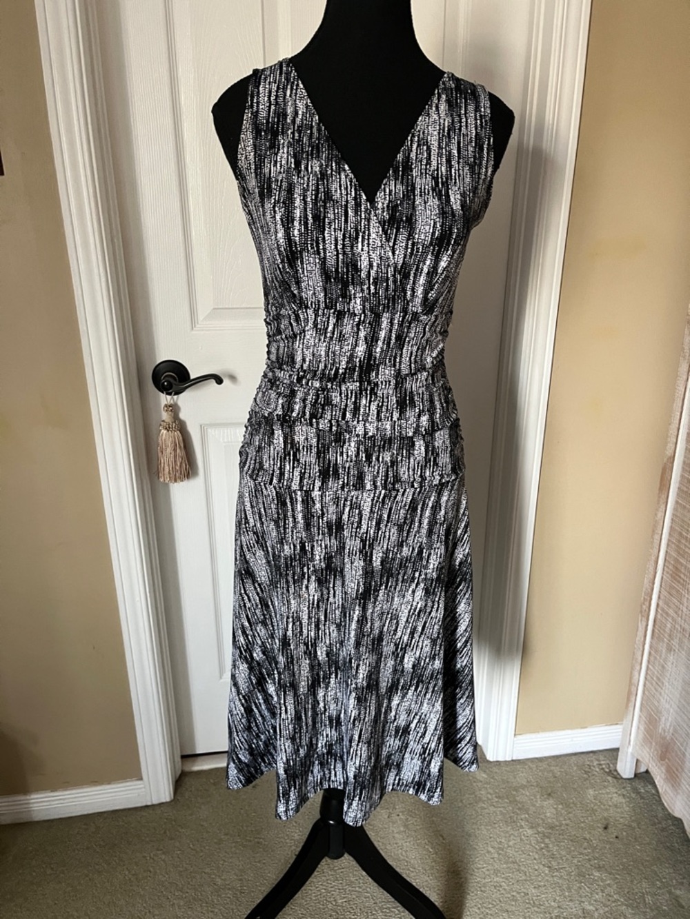 Reitmans Black & White V-Neck Midi Dress, Size S